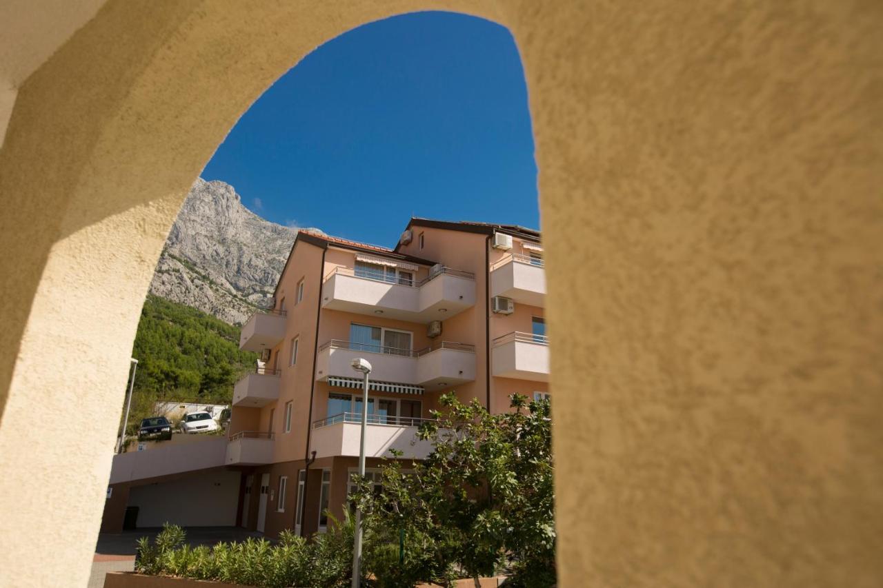 Apartments Vila Adrijana & Fitness Studio Wolf Bv Baška Voda Exteriör bild
