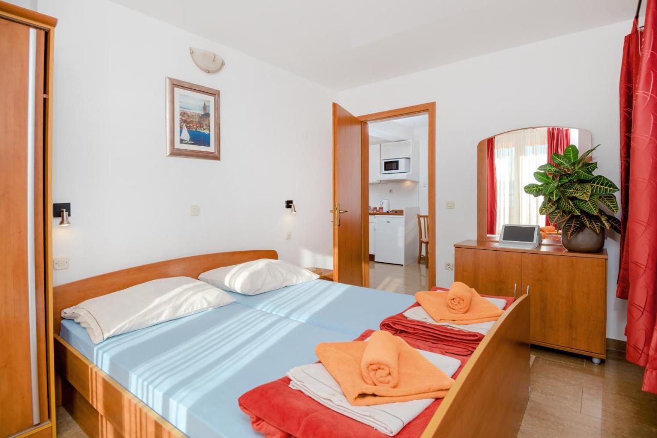 Apartments Vila Adrijana & Fitness Studio Wolf Bv Baška Voda Exteriör bild