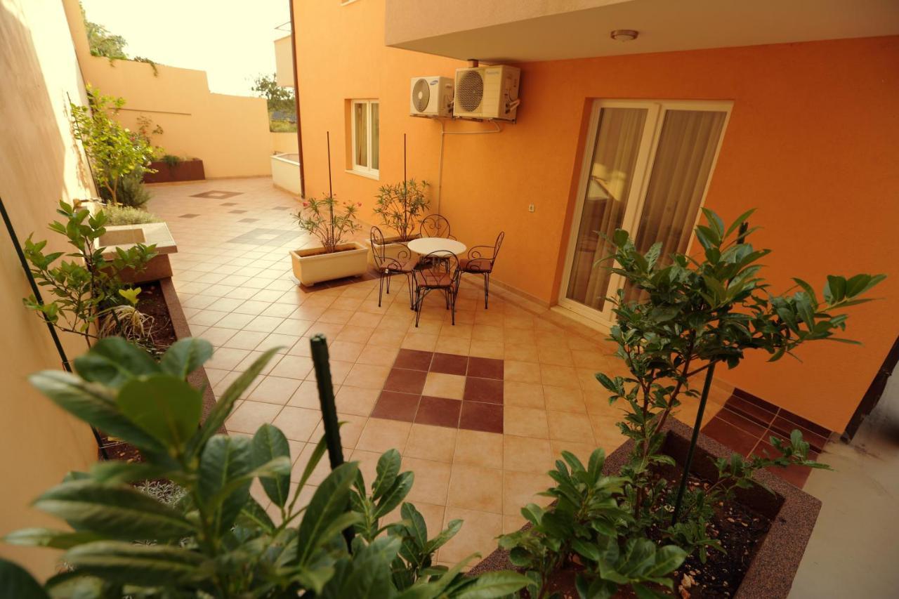 Apartments Vila Adrijana & Fitness Studio Wolf Bv Baška Voda Exteriör bild