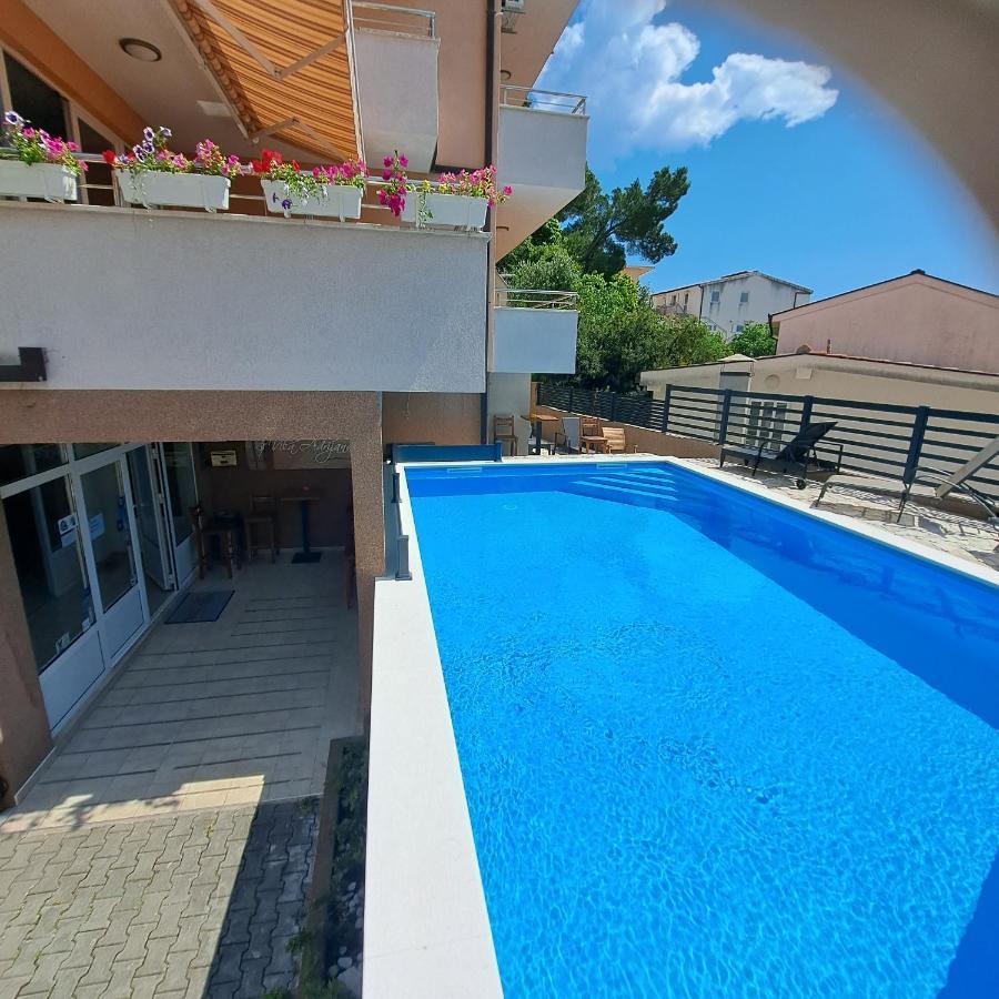 Apartments Vila Adrijana & Fitness Studio Wolf Bv Baška Voda Exteriör bild