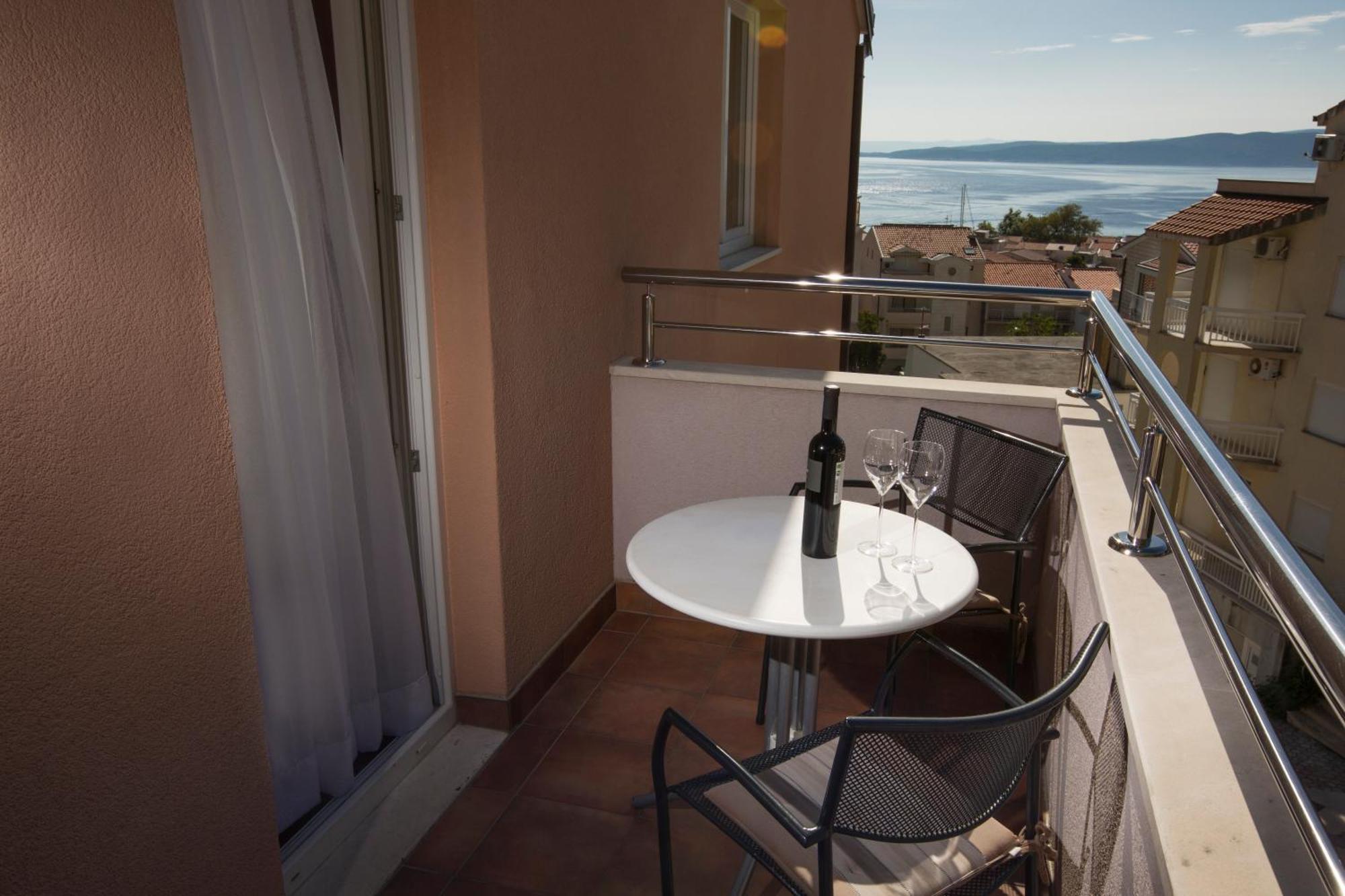 Apartments Vila Adrijana & Fitness Studio Wolf Bv Baška Voda Exteriör bild