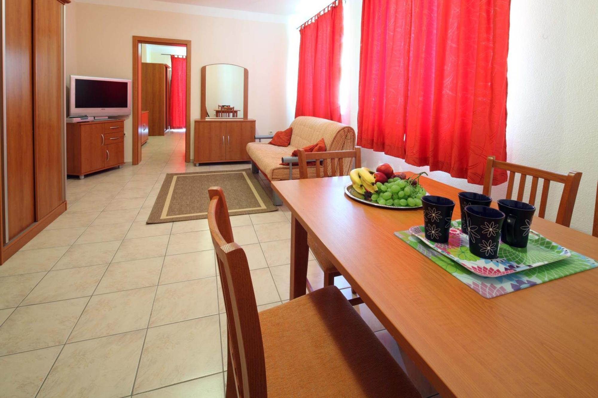 Apartments Vila Adrijana & Fitness Studio Wolf Bv Baška Voda Exteriör bild