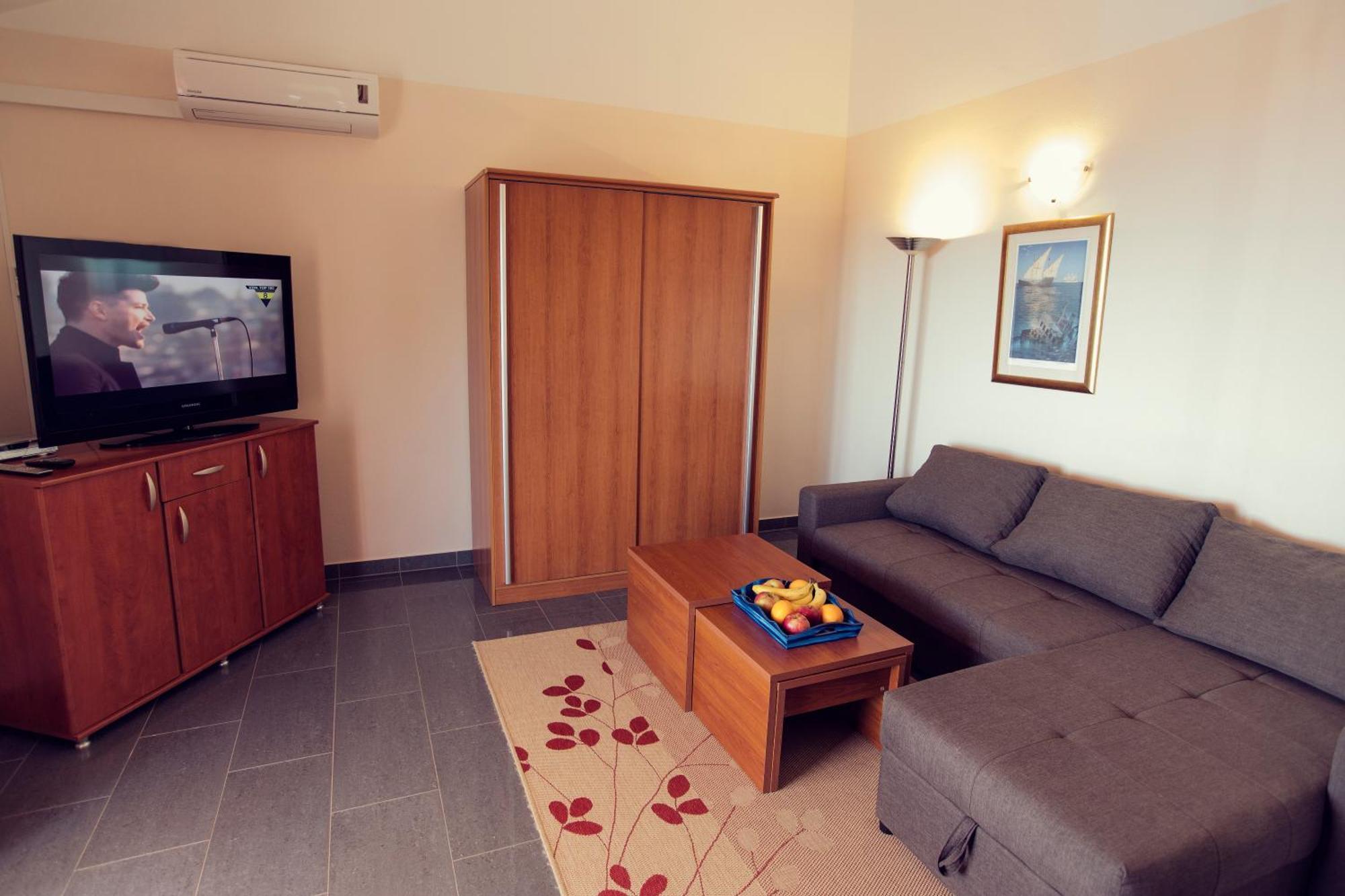 Apartments Vila Adrijana & Fitness Studio Wolf Bv Baška Voda Exteriör bild