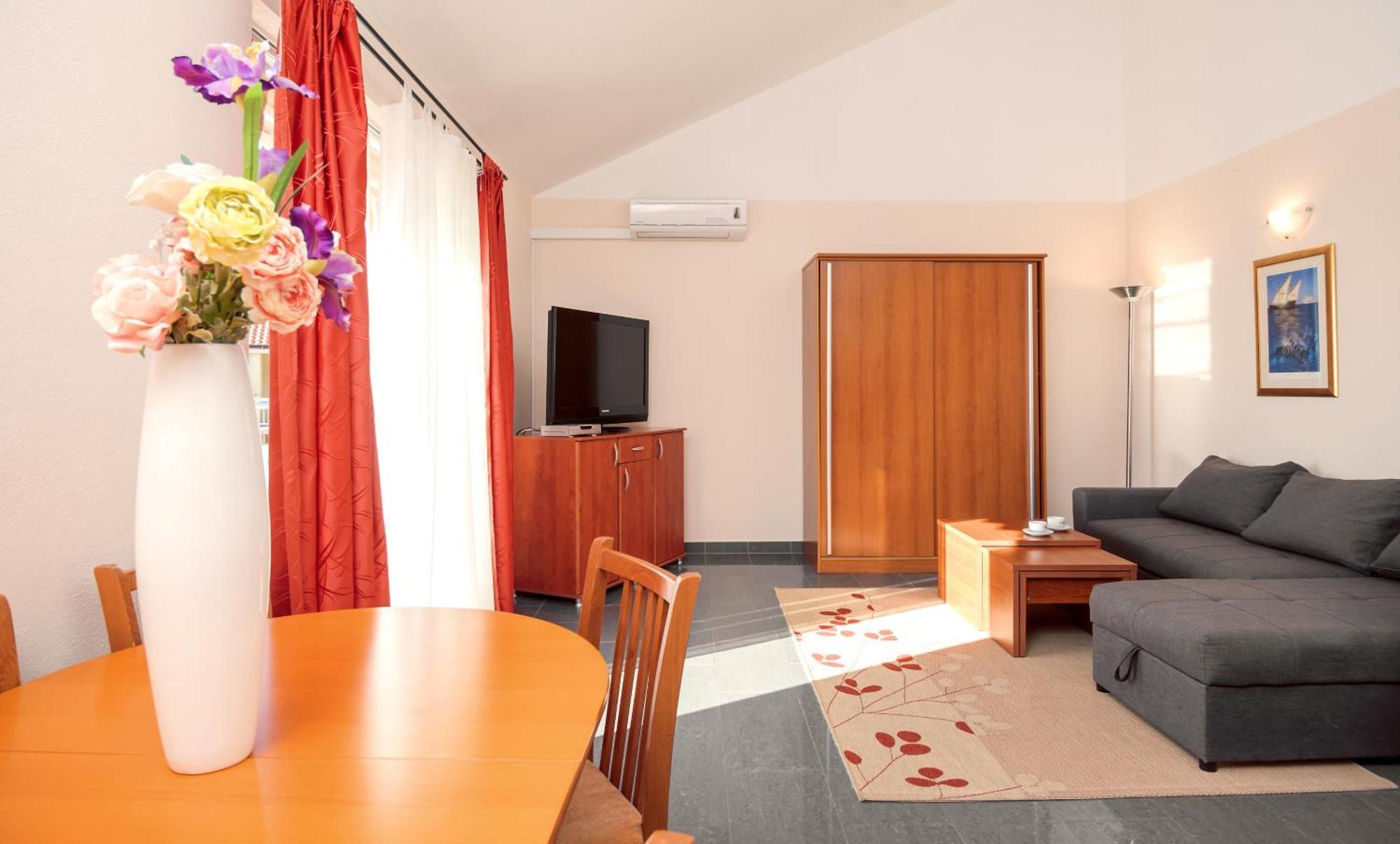 Apartments Vila Adrijana & Fitness Studio Wolf Bv Baška Voda Exteriör bild