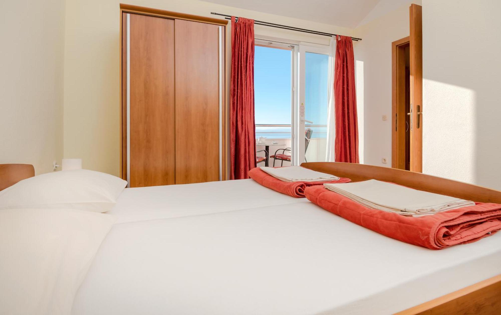Apartments Vila Adrijana & Fitness Studio Wolf Bv Baška Voda Exteriör bild