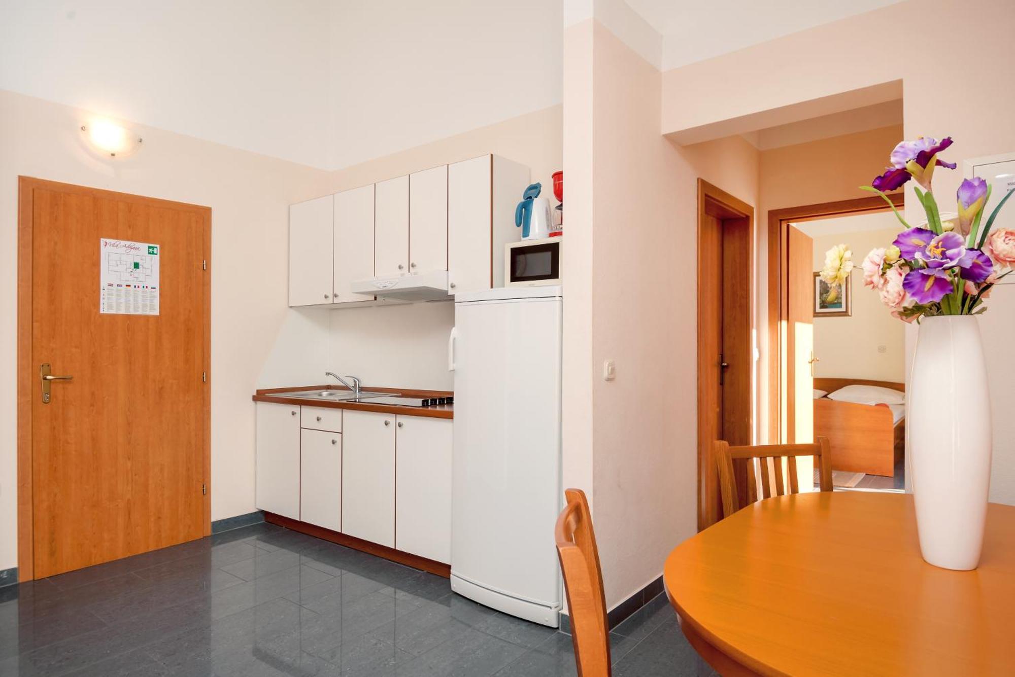 Apartments Vila Adrijana & Fitness Studio Wolf Bv Baška Voda Exteriör bild