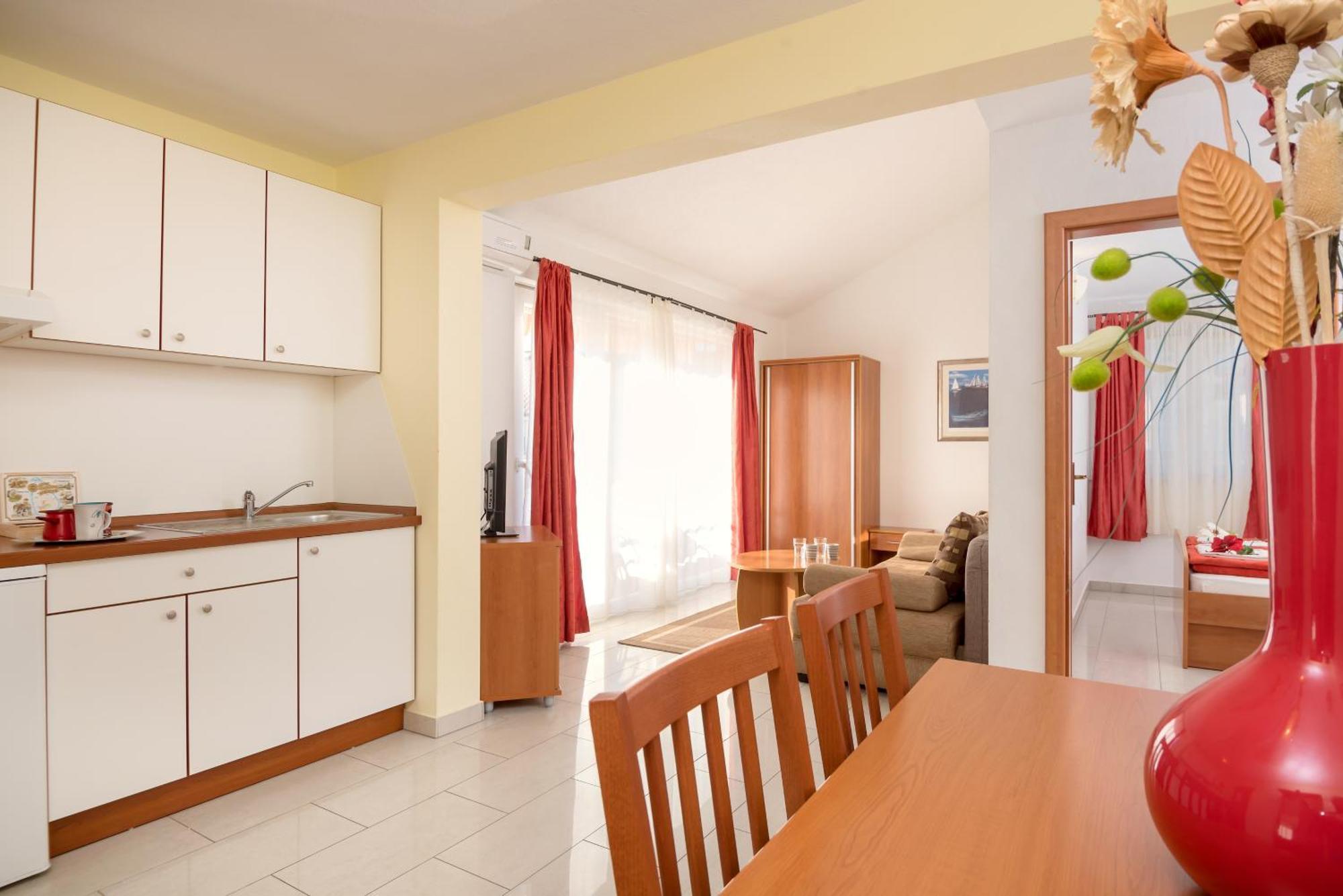Apartments Vila Adrijana & Fitness Studio Wolf Bv Baška Voda Exteriör bild