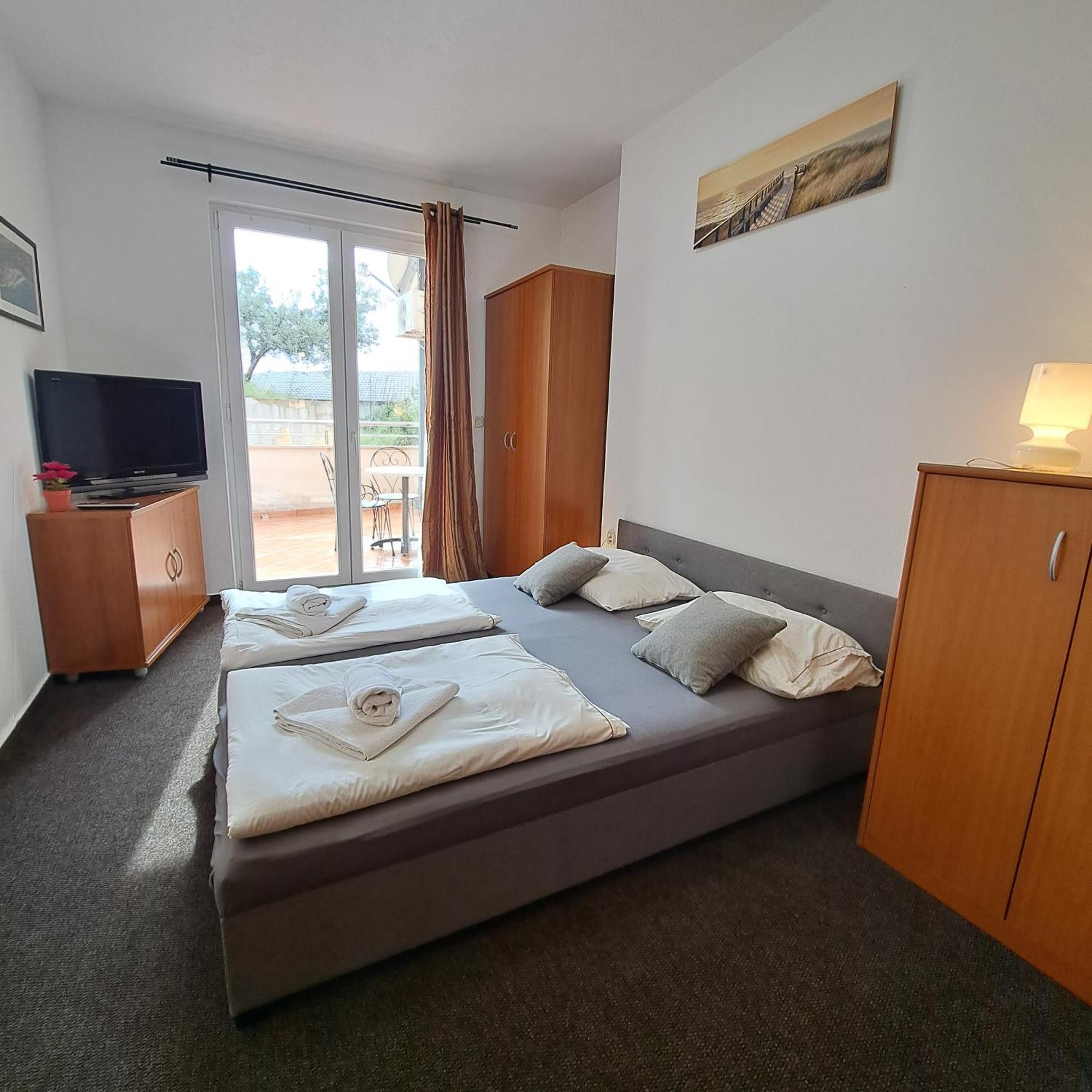 Apartments Vila Adrijana & Fitness Studio Wolf Bv Baška Voda Rum bild