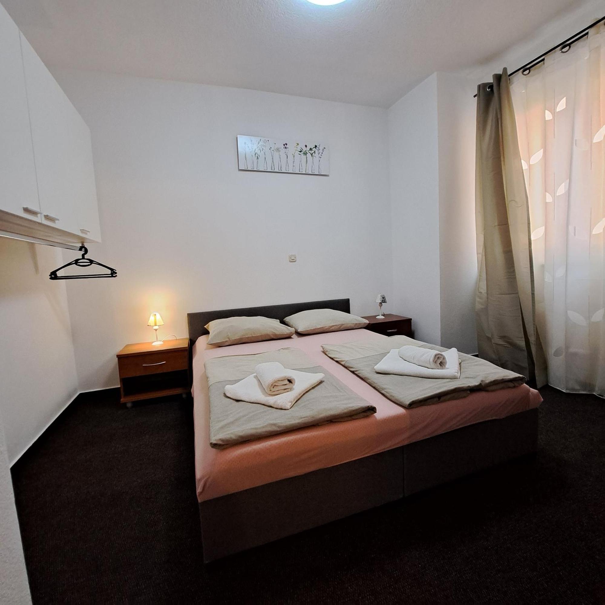 Apartments Vila Adrijana & Fitness Studio Wolf Bv Baška Voda Rum bild