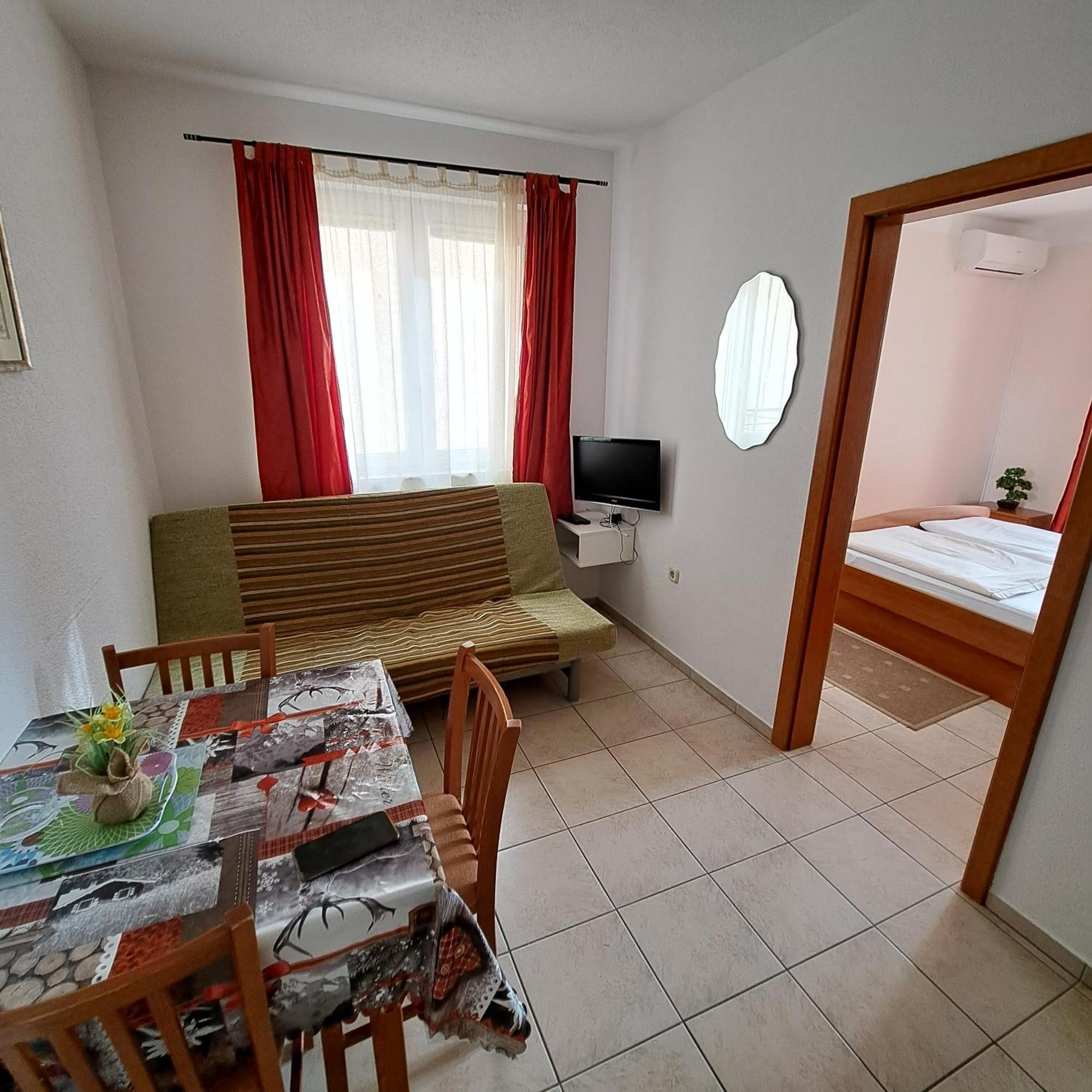 Apartments Vila Adrijana & Fitness Studio Wolf Bv Baška Voda Rum bild